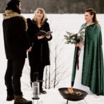 Virginie durant l'office s'adressant au marié.