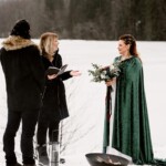 Virginie durant l'office s'adressant à la mariée.