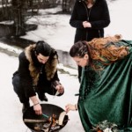 Le couple de mariés durant le rituel des bougies.