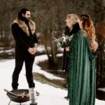 Virginie d'adressant au marié durant la cérémonie Laïque face.