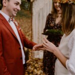 Passage de l'alliance au mari.