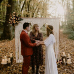 Virginie, officiante de cérémonie, main dans la main avec le couple.