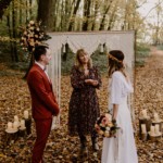 Virginie, officiante de cérémonie,s’adressant à la mariée.