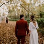 Les futurs mariés marchant vers le lieu de la cérémonie.