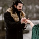 Le mari passant l'alliance à son épouse.