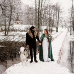 Les futurs mariés arrivant sur le lieu de la cérémonie.