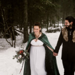 Les époux partant main dans la main après la cérémonie.