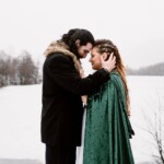 Les époux tête à tête devant le lac gelé.