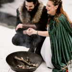 Les époux se réchauffant devant le brasero.