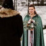 La mariée regardant son mari.