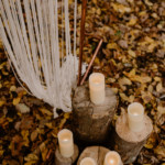 Bougies aux pied de l'arche de cérémonie.