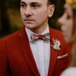 Le marié en costume terra-cota.