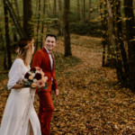 Les futurs époux traversant la forêt.