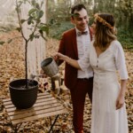 Arrosage de l'arbre à la fin du rituel.