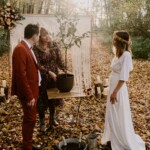 Préparation du rituel de l'arbre lors de la cérémonie.