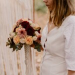 La mariée tenant son bouquet.