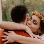 La mariée prenant son mari dans ses bras.