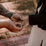 Passage de l'alliance par le mari.