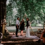 Cérémonie laïque dans le jardin du Château des Granges.