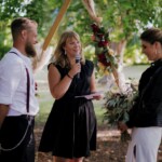 Virginie, Officiante de cérémonie s'adressant aux époux.