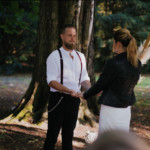 Les mariés se prenant les mains.