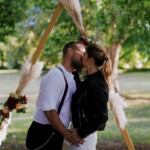 Les mariés s'embrassant.