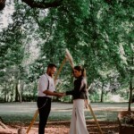 Passage de l'alliance par le mari sous le grand chêne.