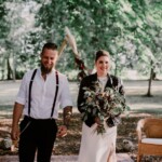 Les mariés remontant l'allée centrale après la cérémonie.