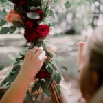 Derniers détails de la préparation de l'arche de la cérémonie.