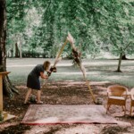 Préparation de la décoration de l'arche de la cérémonie.