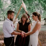 Rituel des rubans avec la bénédiction de Virginie, l'officiante de cérémonie.