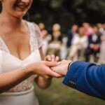 Le moment de l'échange des alliances.