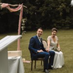 Le couple de mariés regardant l'officiante pendant la cérémonie.