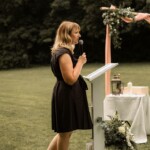 L'officiante qui parle au micro lors de la cérémonie.