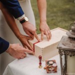 Le couple de mariés ferme la capsule temporelle.