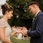 Le mari met la bague au doigt de sa femme.