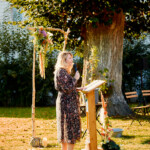 Virginie qui s'apprète à débuter la cérémonie sous un soleil radieux.