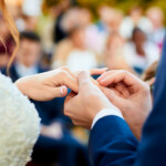 Le moment où le le mari passe la bague au doigt de sa femme.