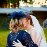 Embrassade entre la mère et sa fille lors de la cérémonie.