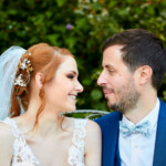 Regard complice et amoureux entre les mariés.