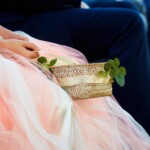 La demoiselle d'honneur tenant le panier de fleurs.