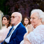 Petit sourure complice de la grand mère vers son petit fils.