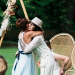 La mariée prenant dans ses bras une témoin lors de la cérémonie laïque.