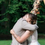 Emotion quand la mariée prends dans ses bras un témoin lors de la cérémonie laïque.