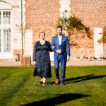 Entrée de Joël au bras de sa soeur.