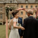 Chloé arrivant devant Thomas au pied de l'arche.