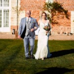 Marine remontant l'allée au bras de son père.