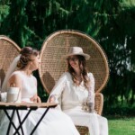 Regard complice des mariés entre-elles lors de la céremonie bien instalées dans leurs fauteuils Emmanuelle.