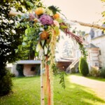 Vue sur le joli bouquet accrocvhé à l'arche en bois de bouleau.