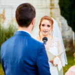 La mariée regardant son mari lors de la lecture des voeux.